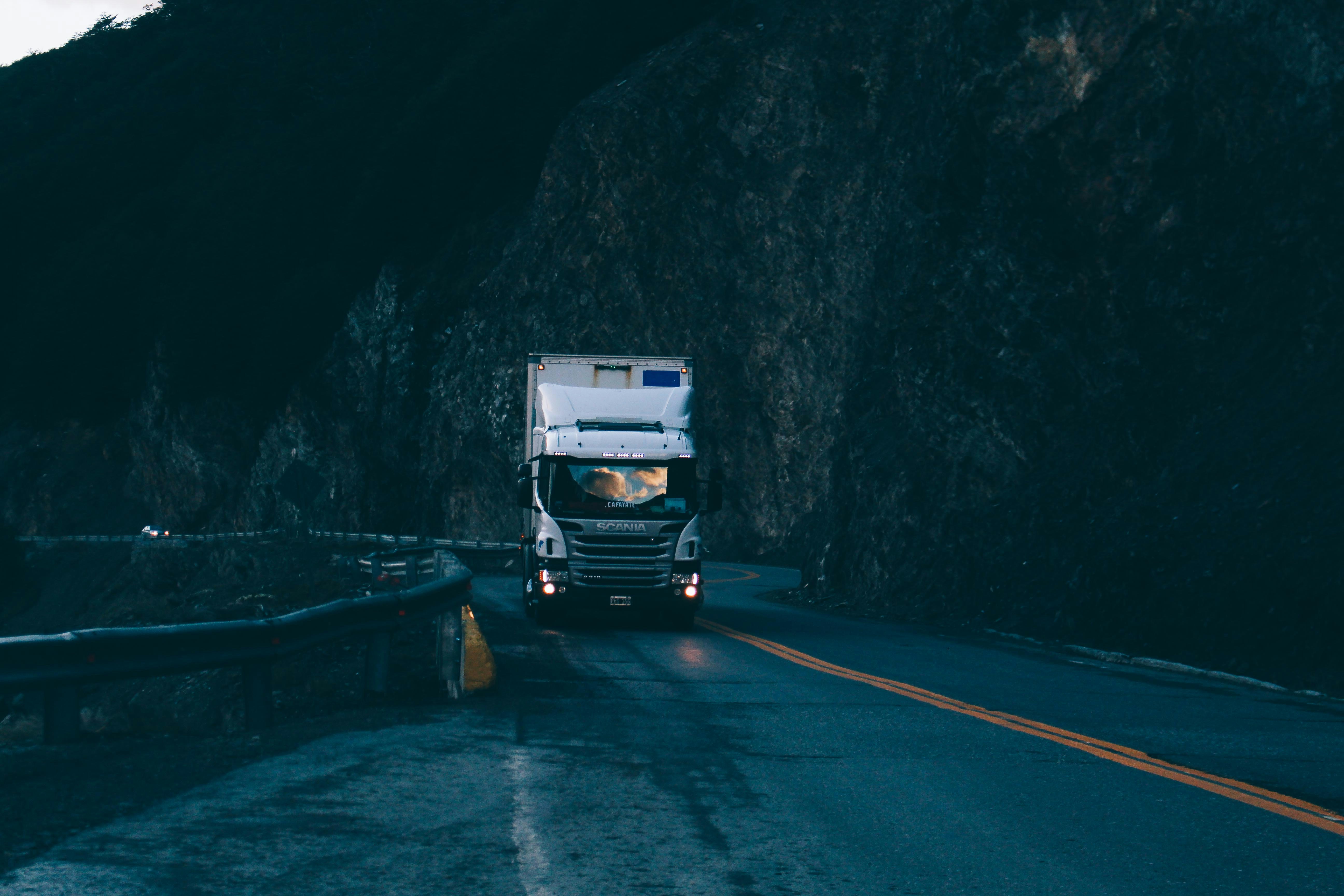 Heavy goods vehicle on the road — long-distance logistics and fleet transport